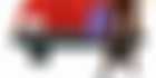Homme tenant un sac de courses devant une voiture