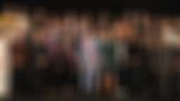 Photo de groupe dans les grands salons de l'hôtel de ville