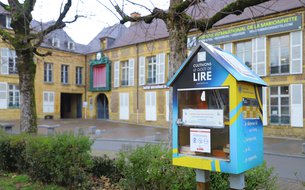 Photo de la boite à livre située place Kennedy