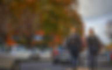 Deux agents marchent dans les rues de la Ville 