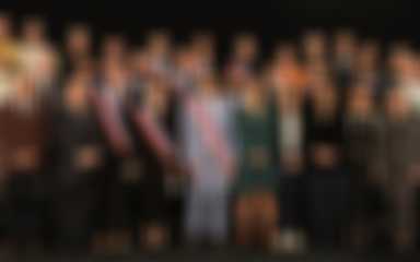 Photo de groupe dans les grands salons de l'hôtel de ville